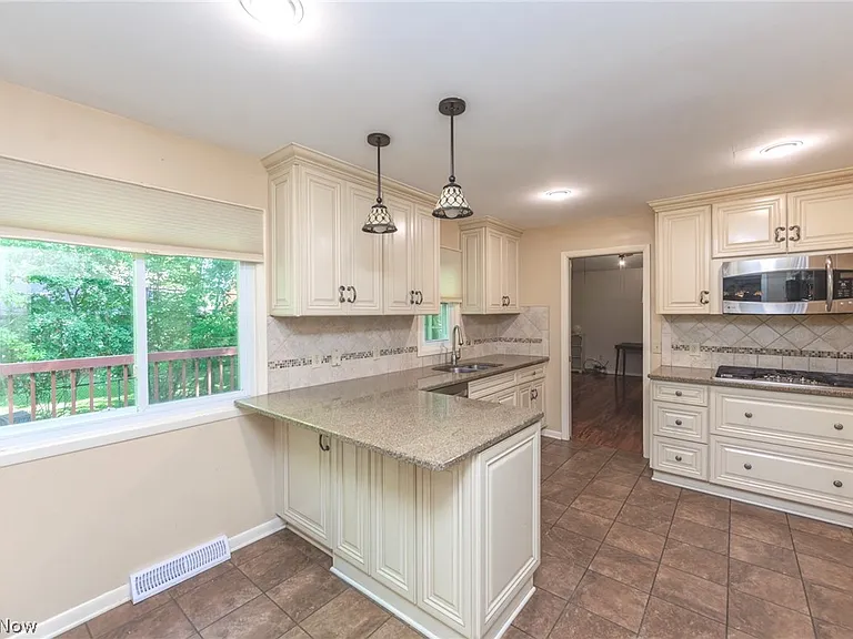 23721 Greenlawn Ave — Photo 11