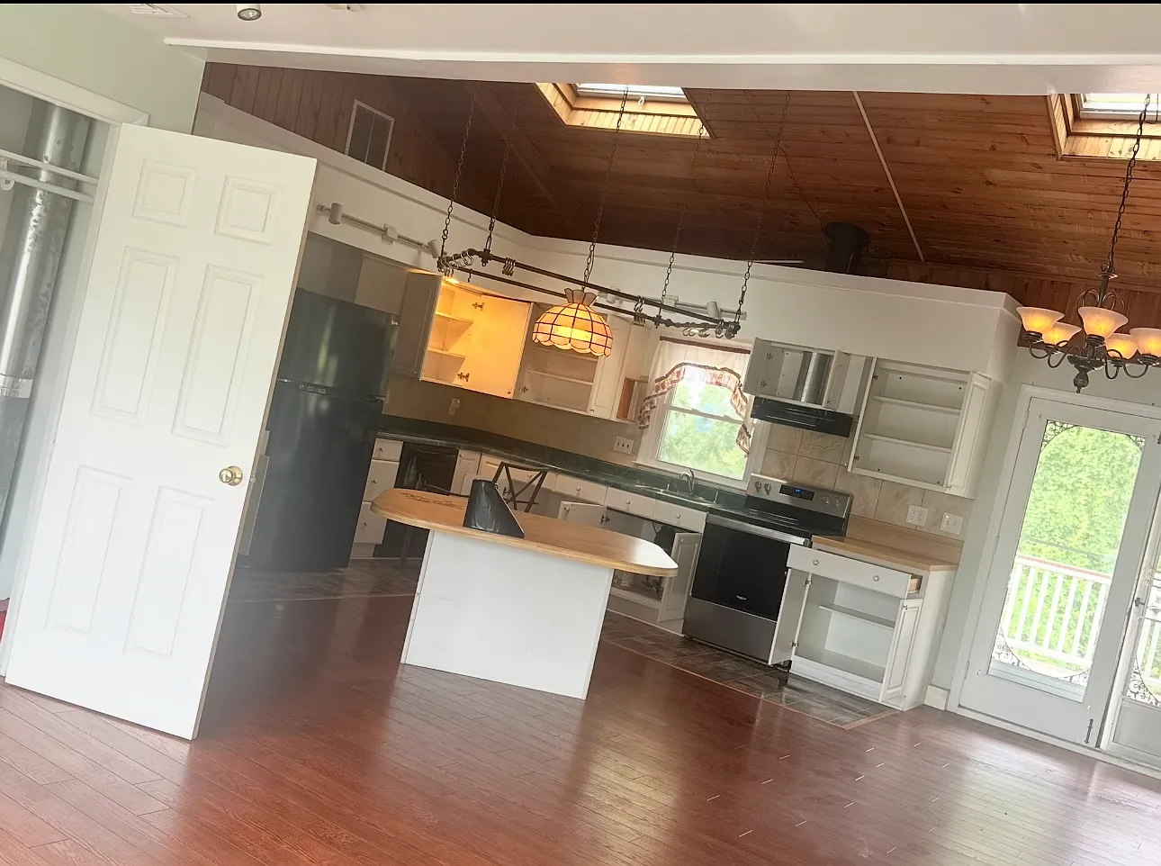 3 bed, 1410 sqft, $2,907 — Photo 3