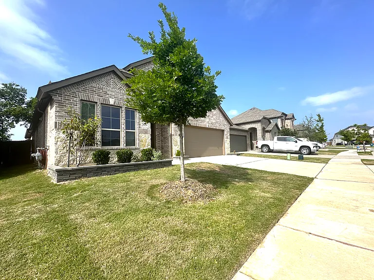 2609 Chevy Chase Dr — Photo 2