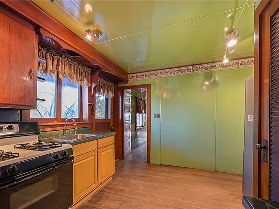 14th image of 616 E Main St