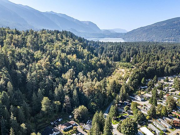 3rd image of 45942 Sleepy Hollow Rd