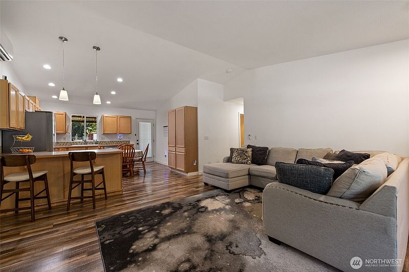 3rd image of 6503 173rd Avenue SW