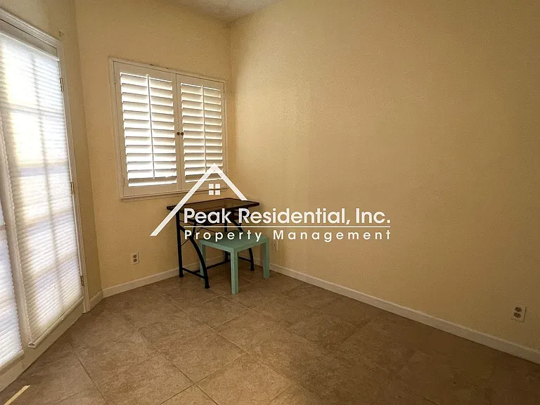 402 Harlow Ct — Photo 12