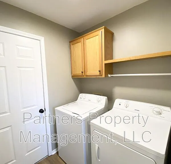 831 N 54th Ave — Photo 8