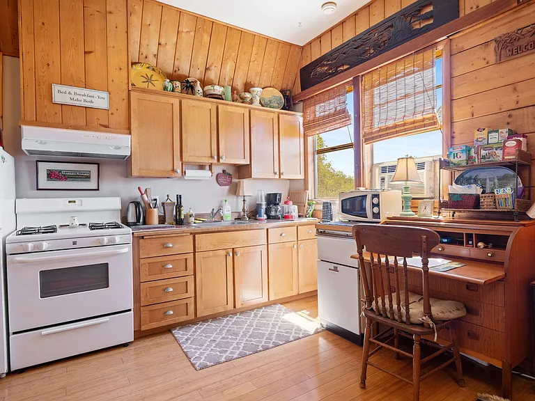 Full kitchen & Desk office space.