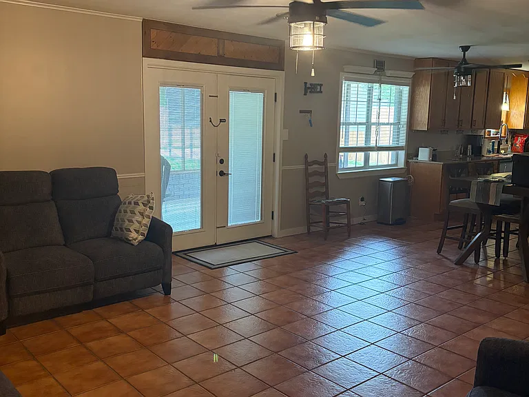 1602 Westwood Dr — Photo 2