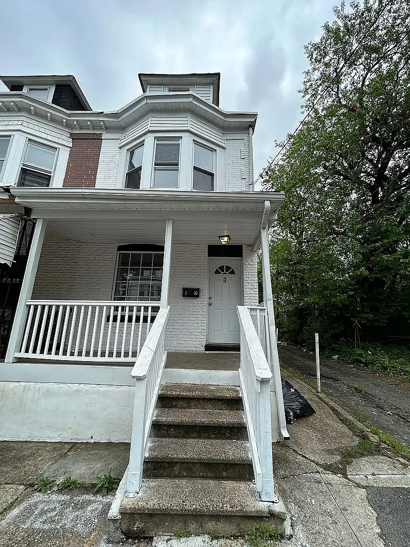 4 bed, $2,000 — Photo 1
