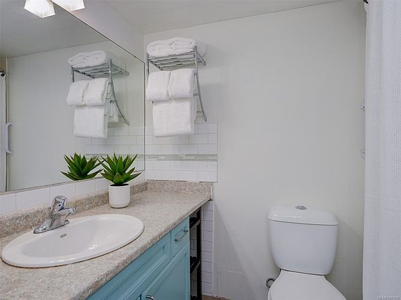 5th image of 647 Michigan St #202