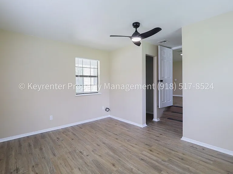 504 W Chestnut St — Photo 10