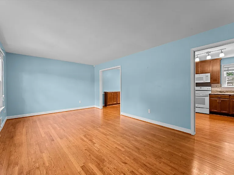 2220 Lauderdale Dr — Photo 5