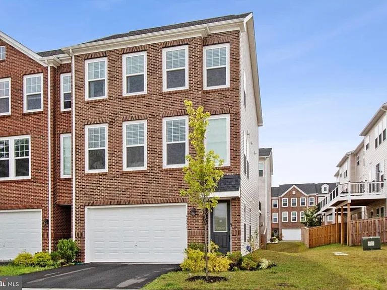 42275 Lancaster Woods Sq — Photo 1