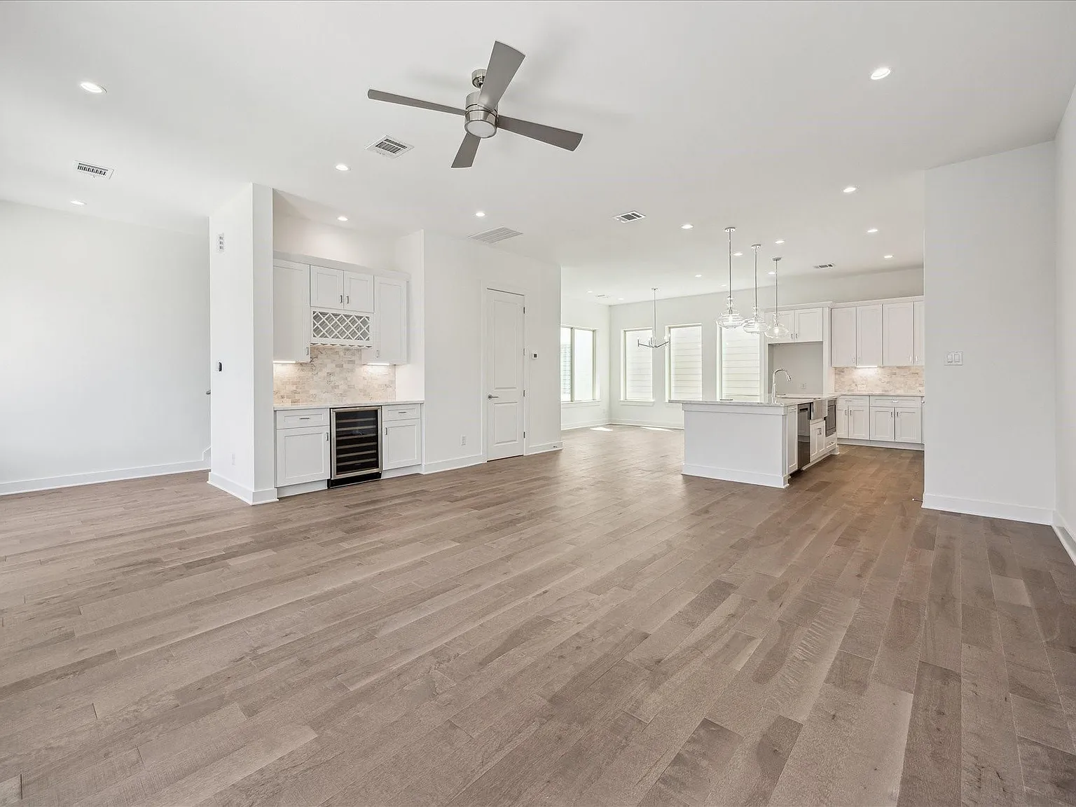 3 bed, 3.5 bath, 2390 sqft, $4,500 — Photo 4
