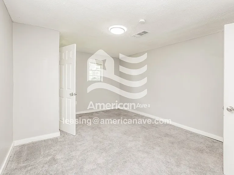 1428648_007_bedroom_8.jpg