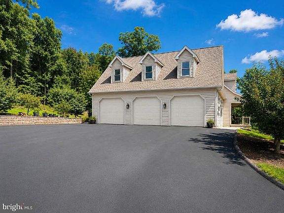 3rd image of 1110 S Mountain Ln