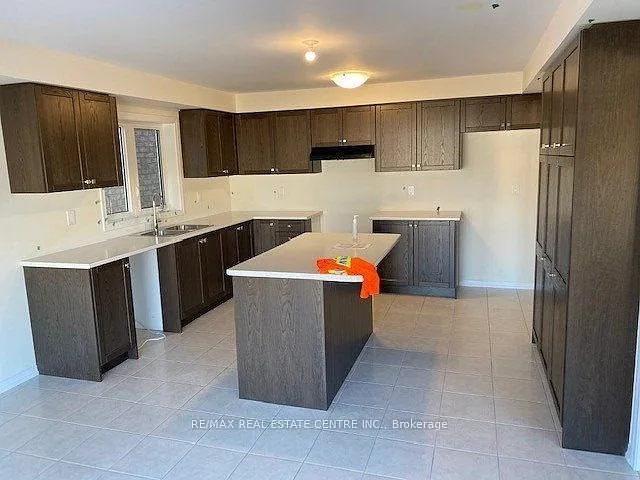 10 Esther Cres — Photo 4