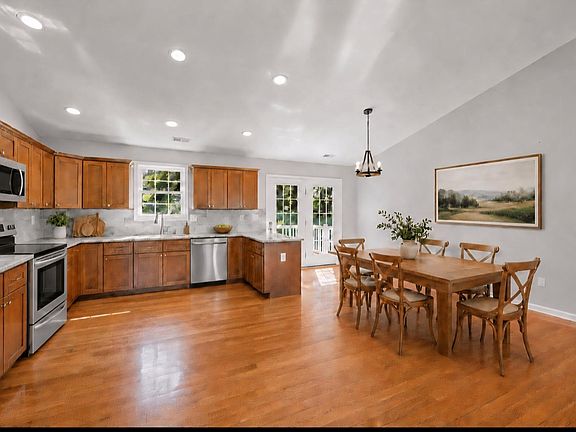 3rd image of 91 Lofty Cir