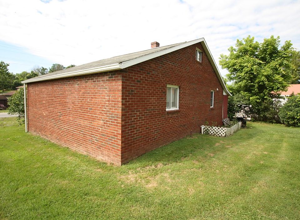 2nd image of 109 Reservoir Hill Rd