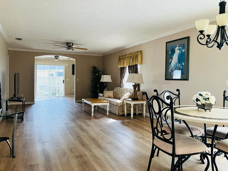 889 Lexington Ln — Photo 10