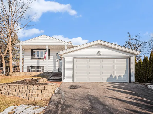 521 Pawnee Dr, Lake In The Hills, IL 60156