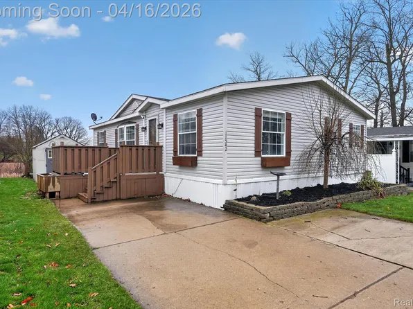 11542 Clearwater Dr, Fenton, MI 48430