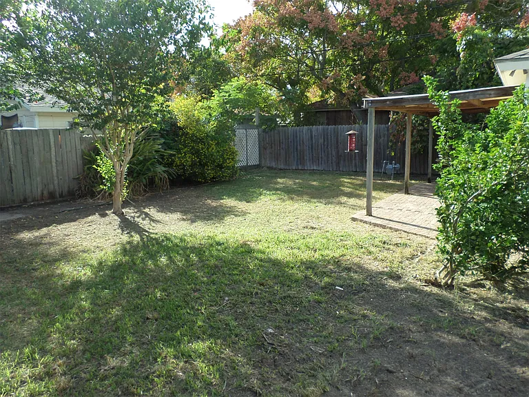 406 Canterbury Dr — Photo 2