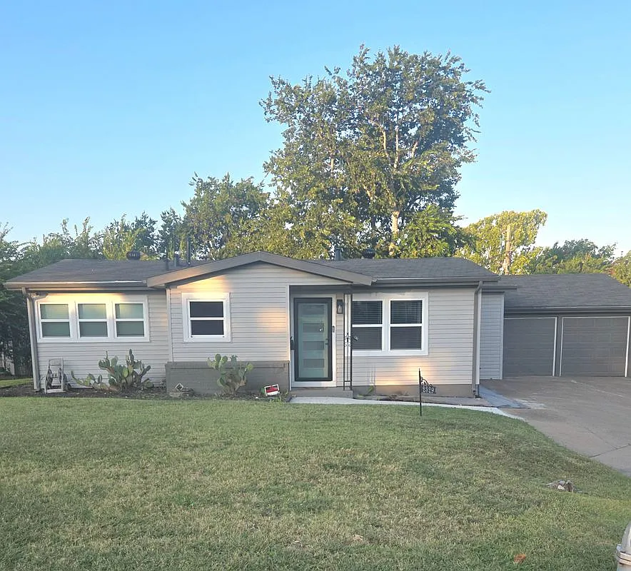3 bed, 1.0 bath, 870 sqft, $1,745 — Photo 1
