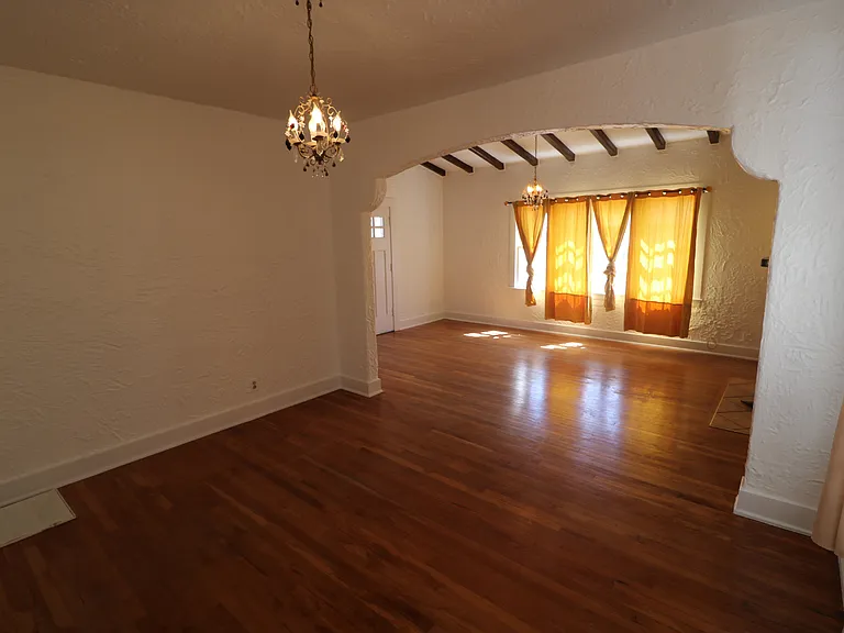 2725 Gold Ave — Photo 4