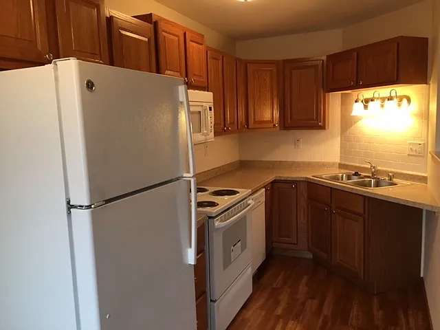 Lakeside Apartments — Photo 4