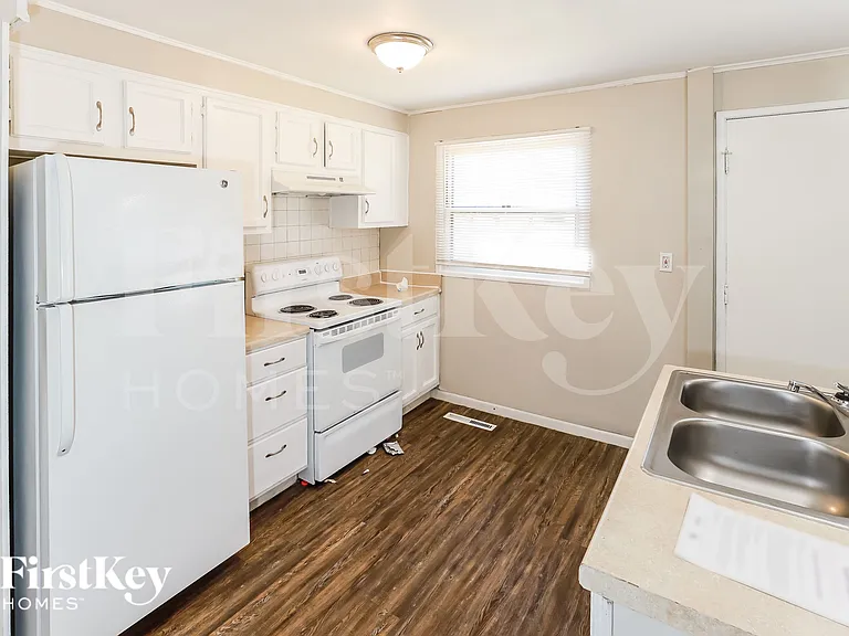 1103 NE Cowden Dr — Photo 5