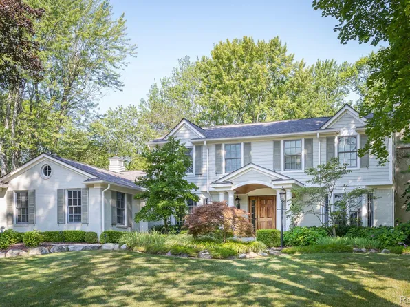 825 N Valley Chase Rd, Bloomfield Hills, MI 48304
