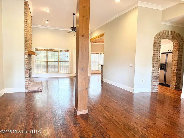132 Hartfield Dr — Photo 2
