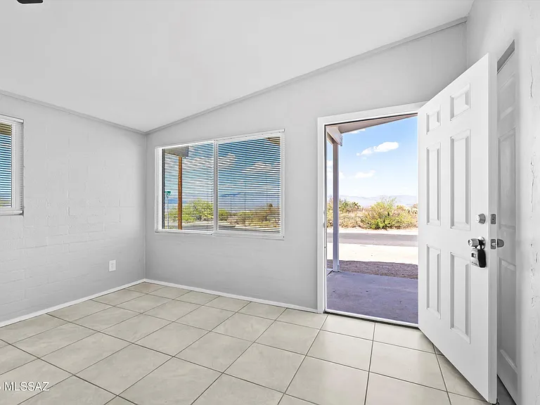 202 S Avenue C — Photo 4