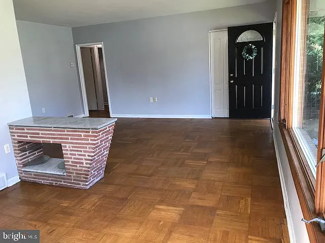 3 bed, 1.0 bath, 1075 sqft, $2,350 — Photo 4