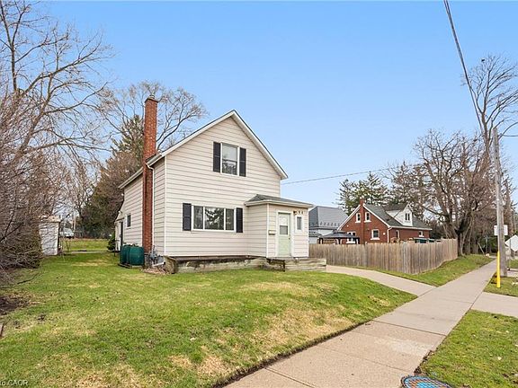 3rd image of 194 Moore Ave S