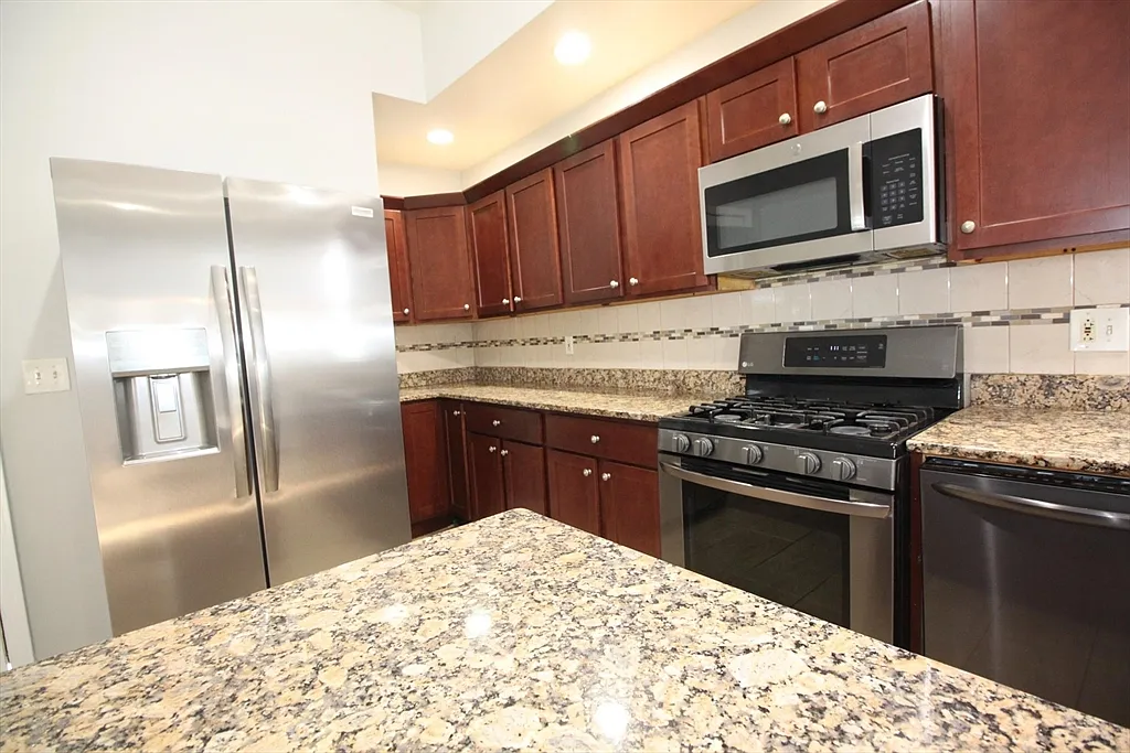 2 bed, 2.0 bath, 1400 sqft, $2,500 — Photo 3