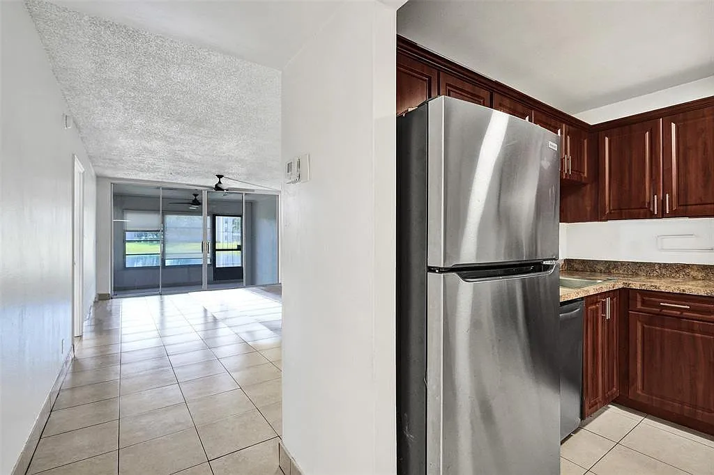 2 bed, 2.0 bath, 1100 sqft, $2,200 — Photo 2