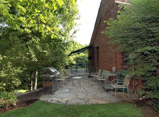 28 Club Rd, Carnegie, PA 15106