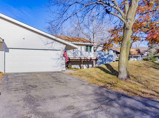 7922 Timber Lake Dr, Eden Prairie, MN 55347