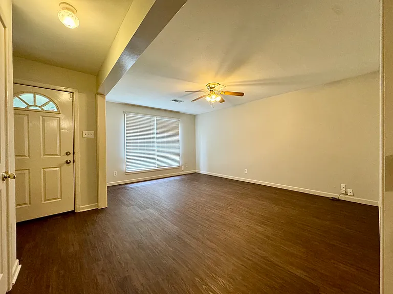 604 Enfield Dr — Photo 3