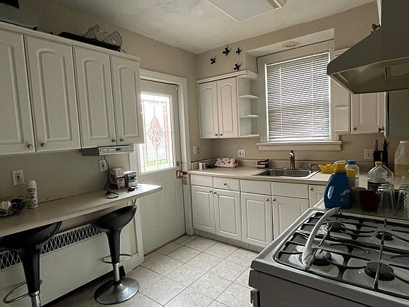 5th image of 210 N Lynn Blvd