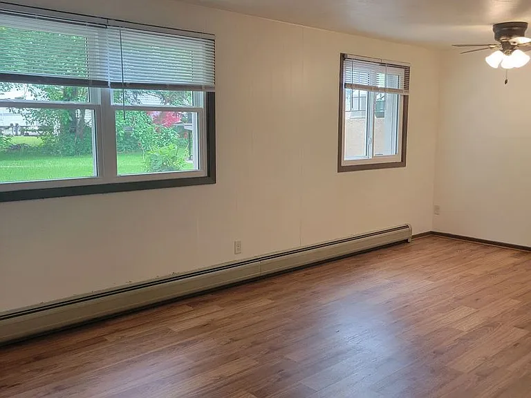 102 E Wisconsin St — Photo 5