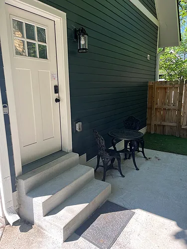 2106B Grantland Ave Photo 1