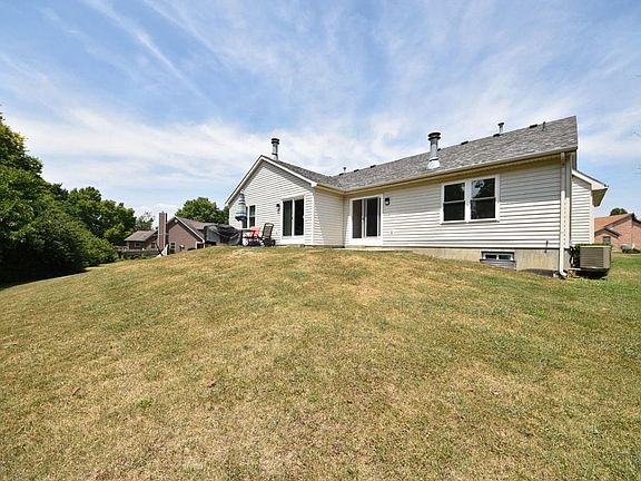 2nd image of 759 Tamarack Ct APT A