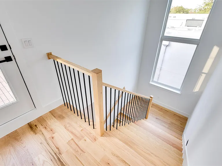 2336 N Carroll Ave — Photo 25