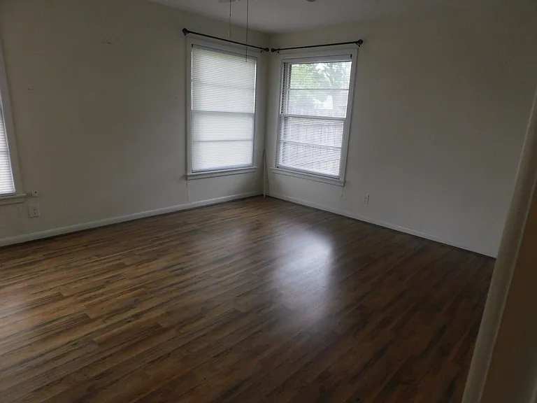 1007 Davis St N — Photo 17