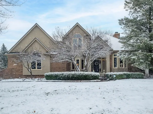 1872 Hidden Valley Dr, Milford, MI 48380
