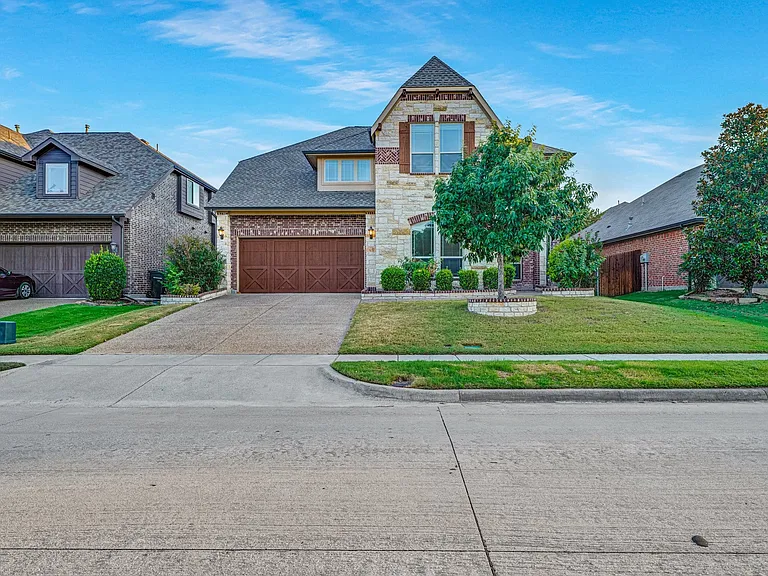 2412 Kemerton Dr — Photo 1