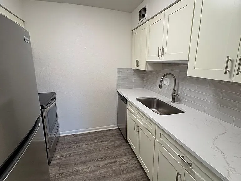6224 Robinson St #4 — Photo 12