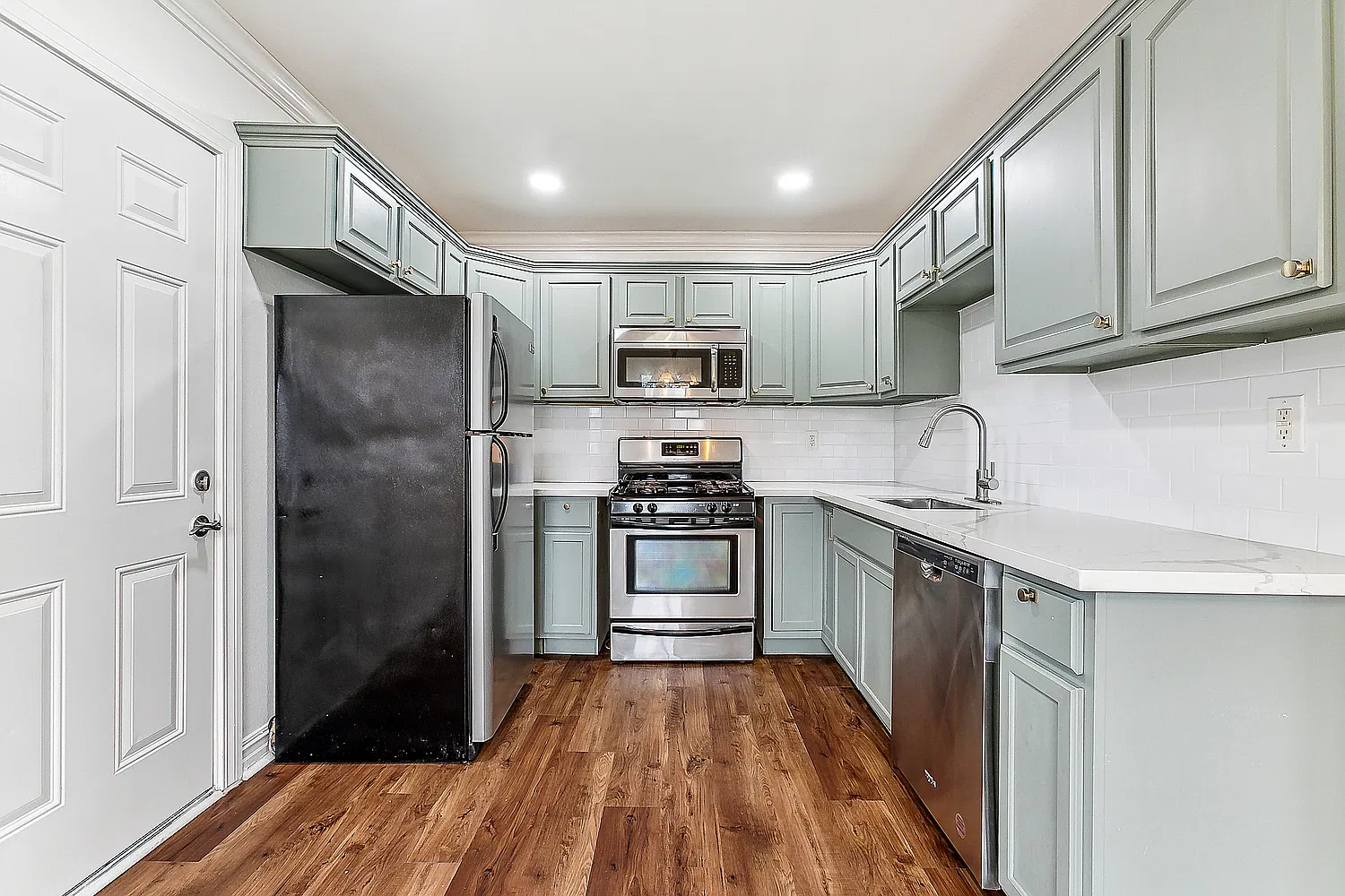 4 bed, 1600 sqft, $2,400 — Photo 3