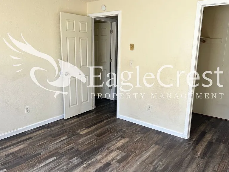 320 NE C St — Photo 12